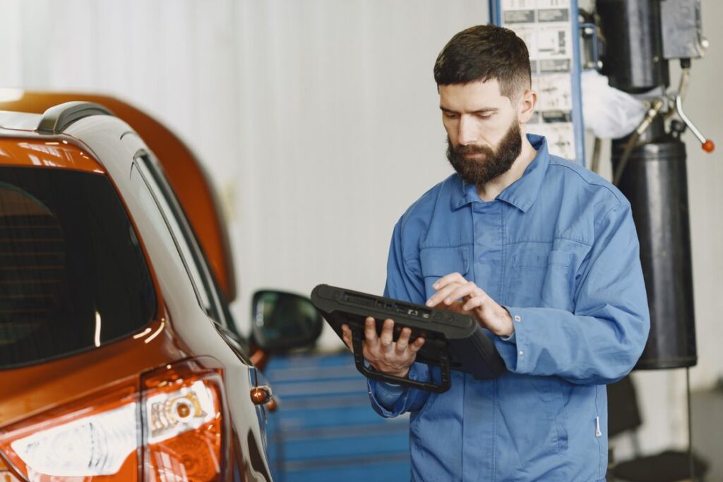 mechanic using diagnostic tablet to identify Honda Accord smart key and keyless entry system problems